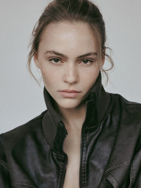 MODELSOFFICE-AMELIE-HEAD.jpg