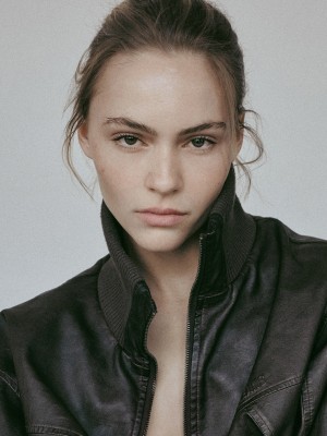 MODELSOFFICE-AMELIE-HEAD.jpg